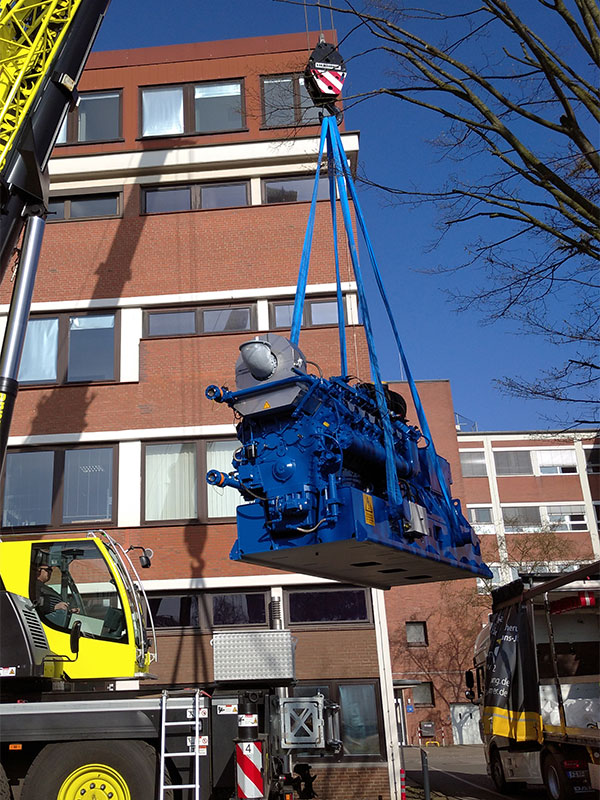 The new MWM TCG 2020 V12 engine will be transported by crane to its future location on the factory premises.