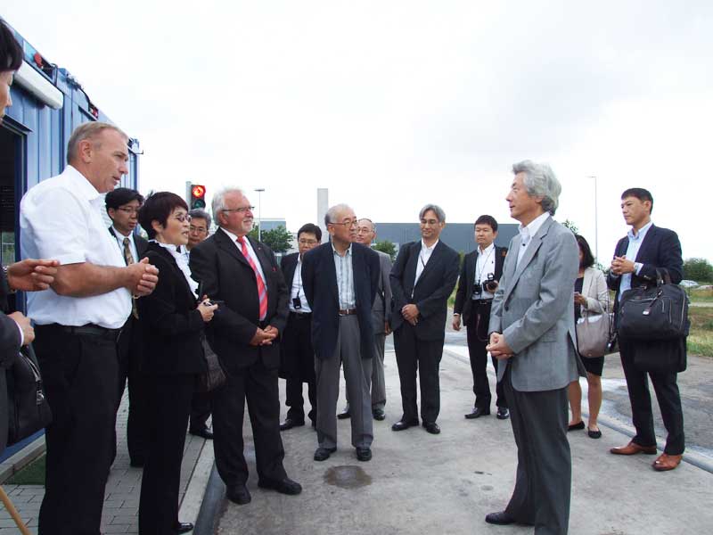 Японская делегация с бывшим главой правительства Коидзуми (справа) интересуется преимуществами биогазовой установки.