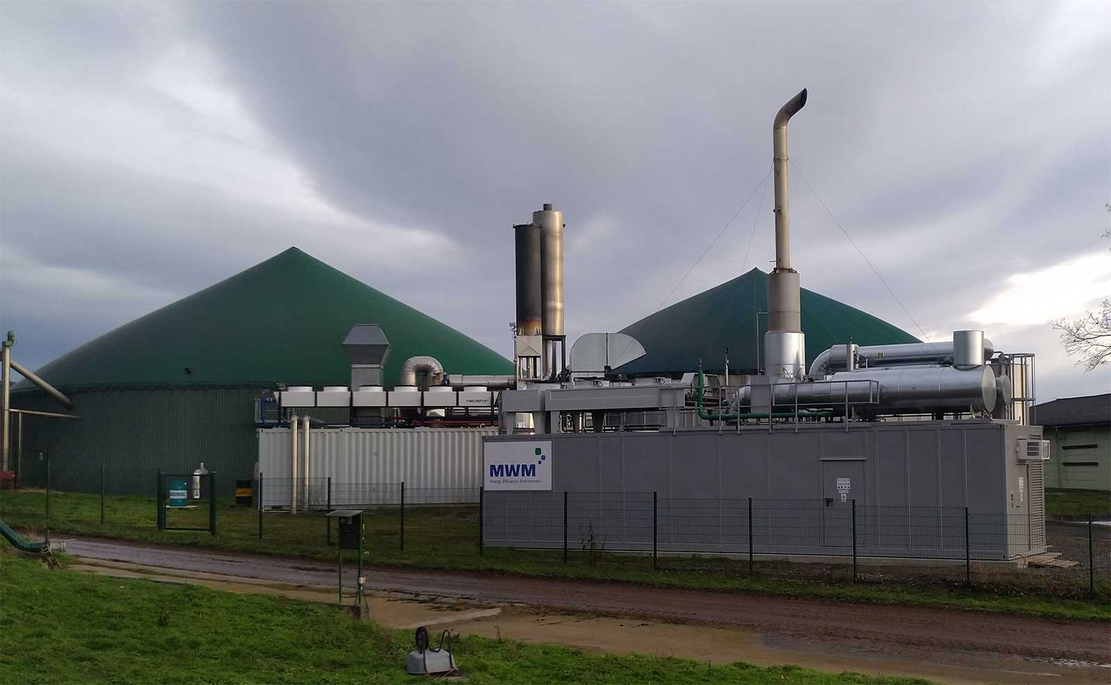 Biogasanlage und MWM Container Blockheizkraftwerk zur dezentralen Stromerzeugung an einem der Standorte von Bioenergie Nooren