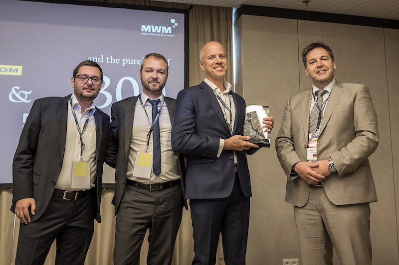 Награждение сильного и надёжного партнёра: Андреас Обваллер, генеральный директор компании MWM в Австрии, вручает наград