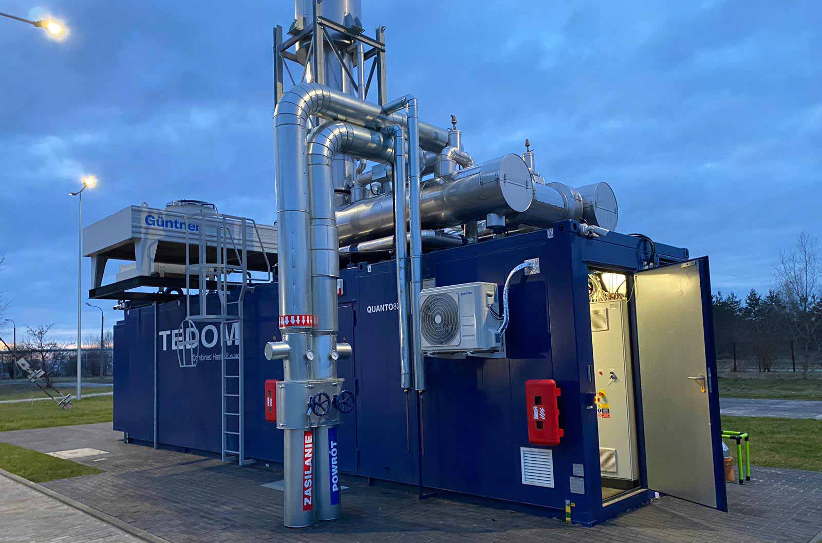 Новый газопоршневой двигатель MWM TCG 3016 V16, поставленный и установленный компанией TEDOM a.s. в контейнерном исполнении «под ключ», работает в режиме  когенерации и производит электроэнергию и тепло для городской энергосистемы.